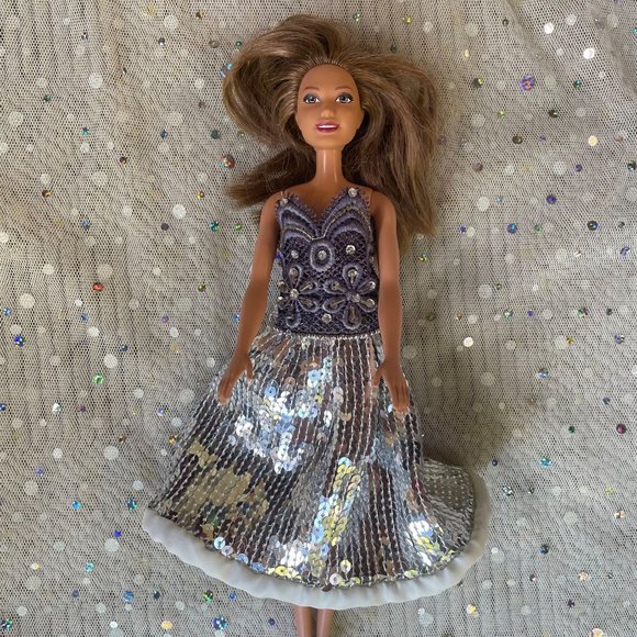 Set of Two Barbie Dolls with Change of Evening Gowns - Picture 6 of 7